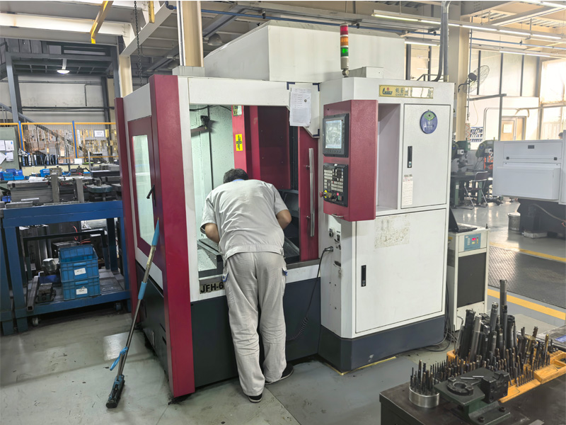 CNC加工深宽比＞10:1窄槽时的折弯变形：成因解析与控制策略