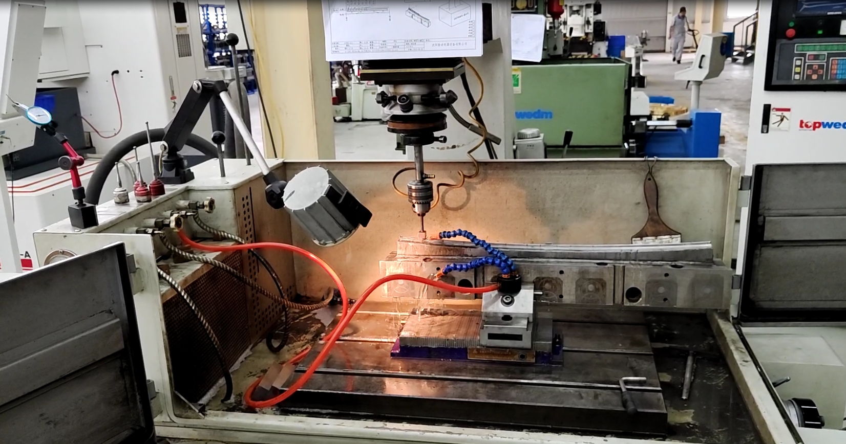 电火花精加工表面光泽度的放电脉宽精细调节技巧