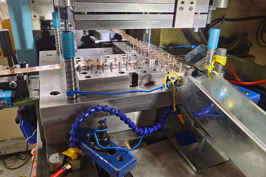 掌握冲压加工核心参数，实现弯曲角度精准控制！